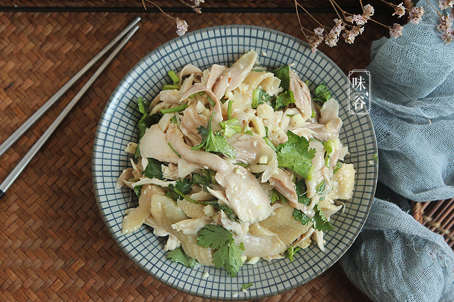 Muốn làm gà xé chua ngọt ngon, luộc gà nhất định phải biết mẹo vặt này